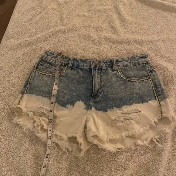 Free People women’s Dip Dye The Ombré fabulous jean shorts w/ embroidery - Picture 9 of 12
